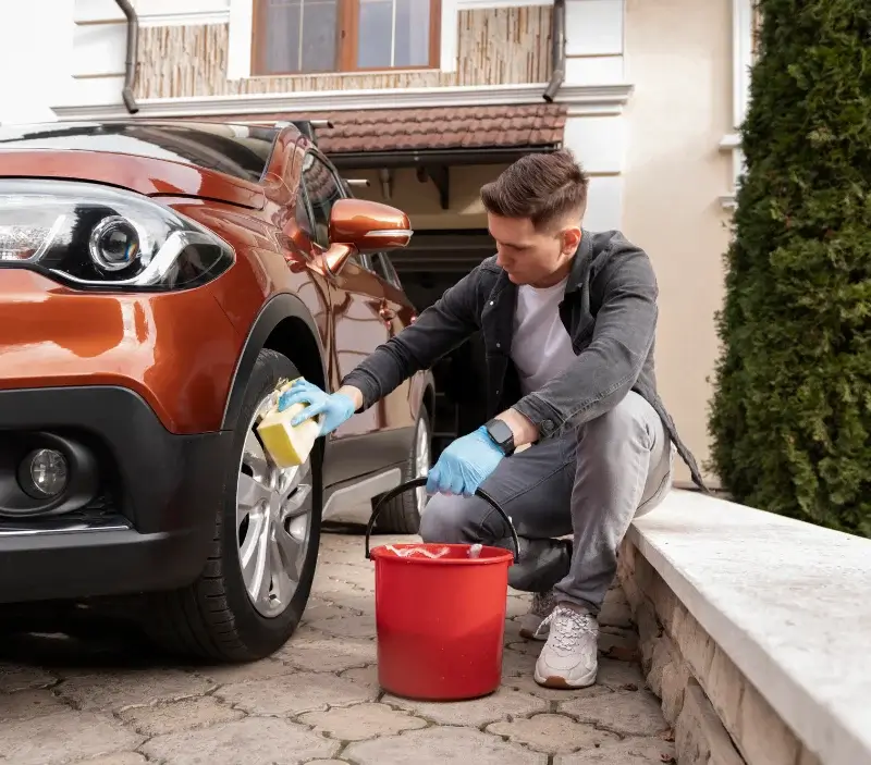 Lavage auto à domicile Marchezais : professionnel intervenant sur un véhicule